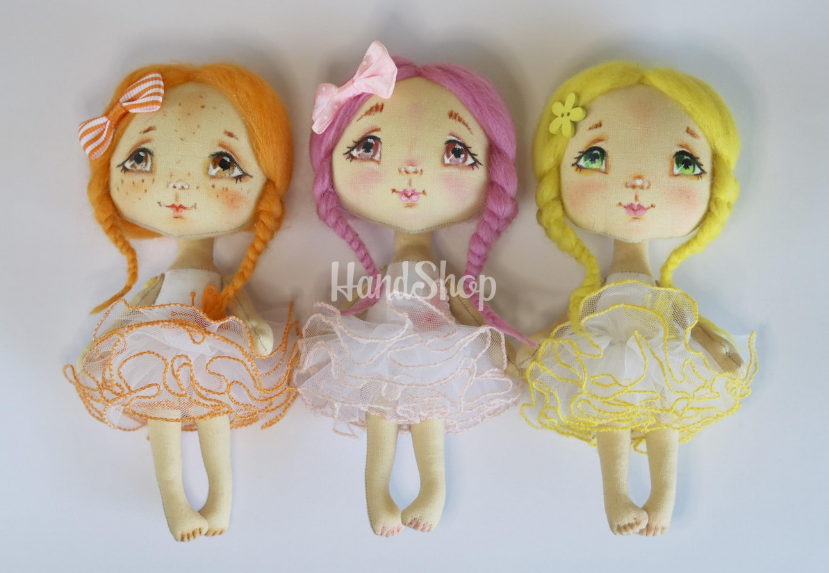 Лялька маленька з рожевим волоссям у сукні та бантом Лялька маленька з рожевим волоссям у сукні та бантом