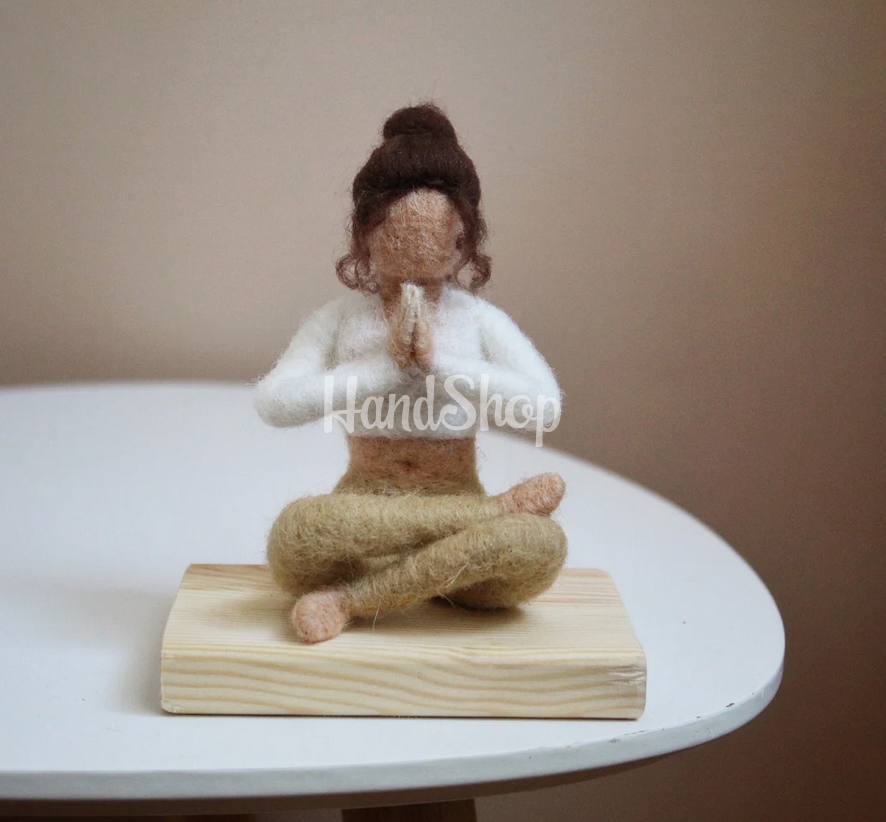 Авторська сувенірна лялька йогиня в позі Намасте Авторська сувенірна лялька йогиня в позі Намасте