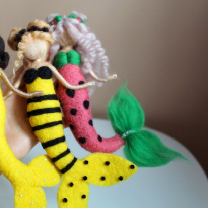 Сувенірна лялька підвіска казкова русальнька бджілка