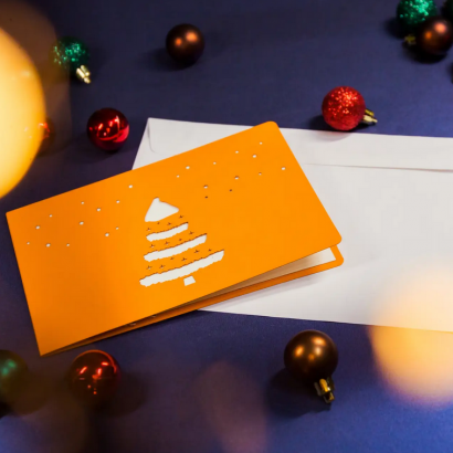 Святкова зимова новорічна об'эмна листівка ялинка символ перемоги