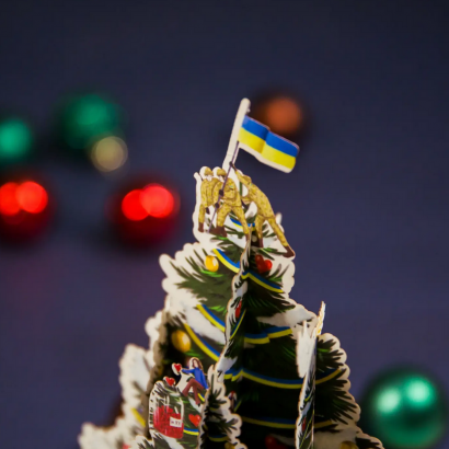 Святкова зимова новорічна об'эмна листівка ялинка символ перемоги