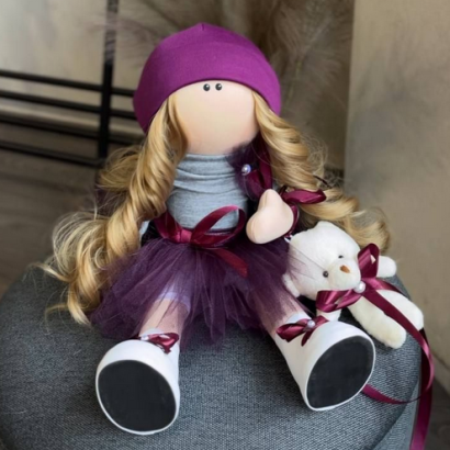Сувенірна лялька тільда з кудрявим довгим волоссям