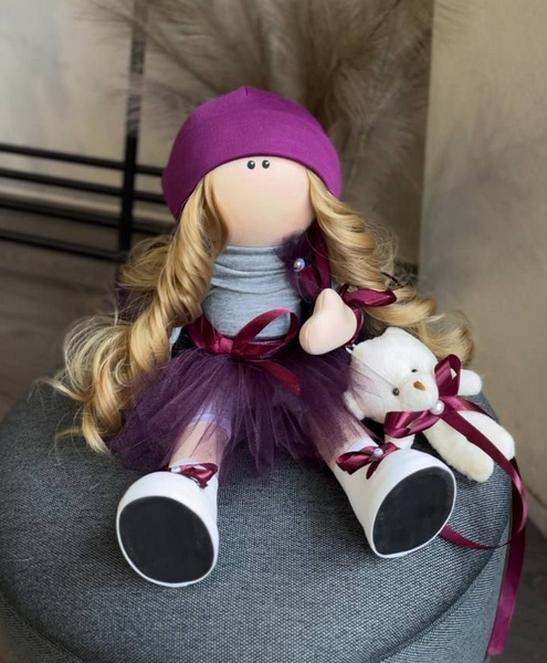 Сувенірна лялька тільда з кудрявим довгим волоссям