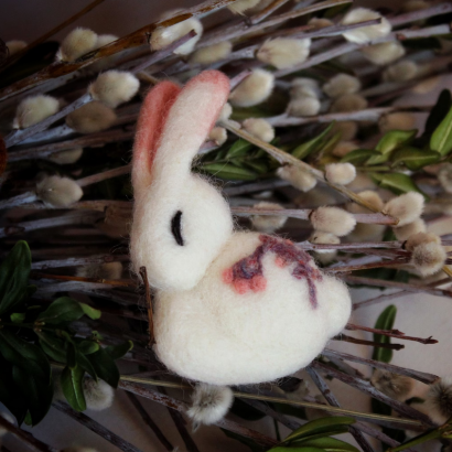 Брошка білий кролик зайчик сувенір на Великдень 2023
