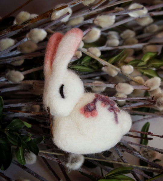 Брошка білий кролик зайчик сувенір на Великдень 2023