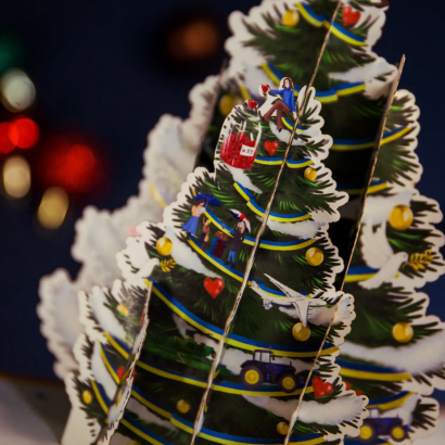 Святкова зимова новорічна об'эмна листівка ялинка символ перемоги