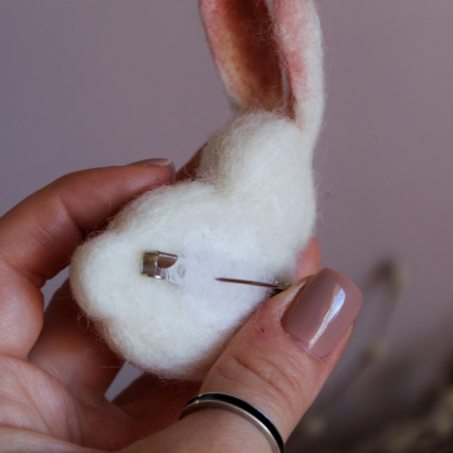 Брошка білий кролик зайчик сувенір на Великдень 2023