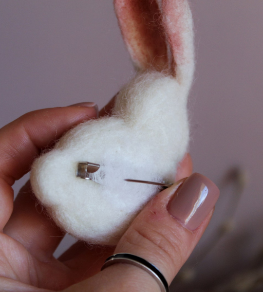 Брошка білий кролик зайчик сувенір на Великдень 2023