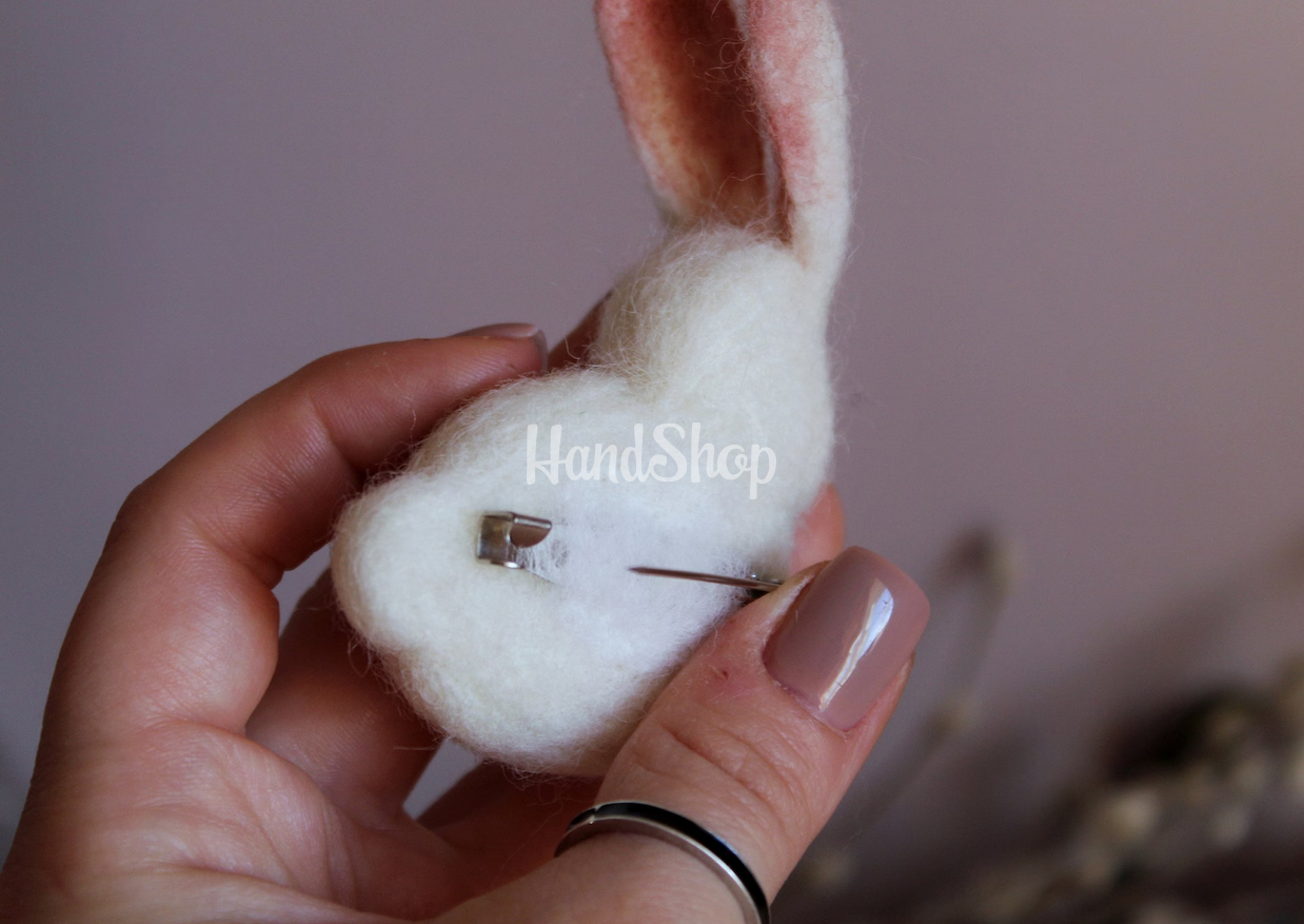 Брошка білий кролик зайчик сувенір на Великдень 2023 Брошка білий кролик зайчик сувенір на Великдень 2023