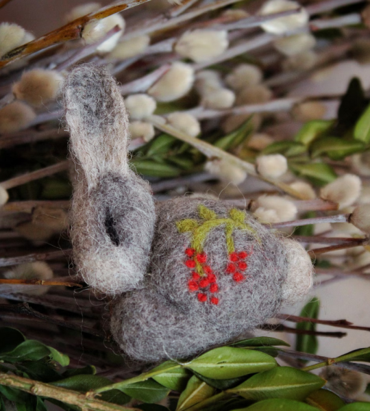 Сірий кролик зайчик брошка на Великдень 2023
