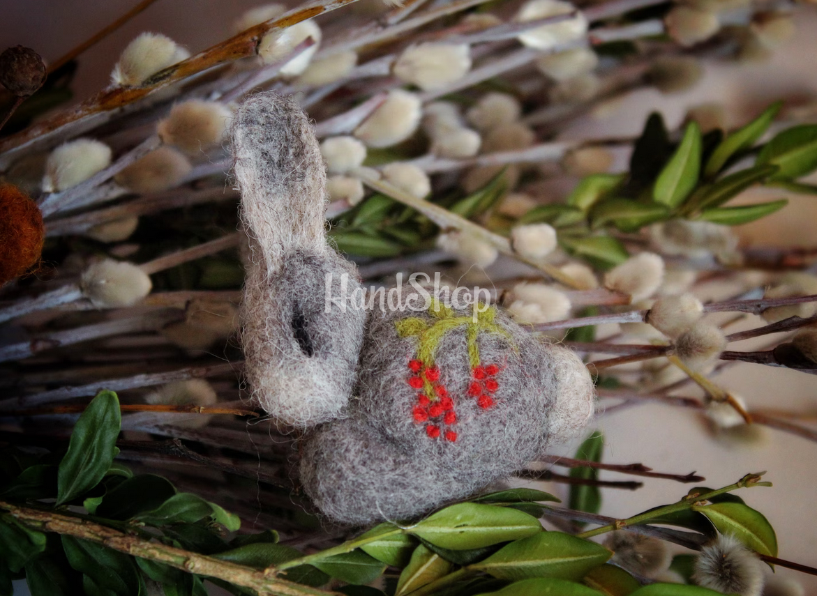 Сірий кролик зайчик брошка на Великдень 2023 Сірий кролик зайчик брошка на Великдень 2023