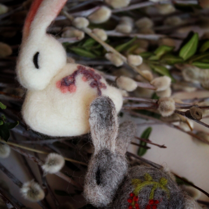 Брошка білий кролик зайчик сувенір на Великдень 2023