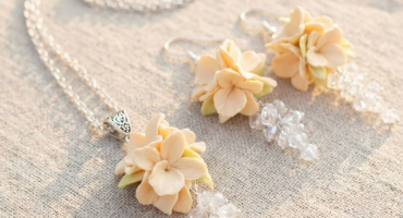 Твоя особлива прикраса: чому квітки ванілі - ідеальний вибір для випускного вечора та весільного дня