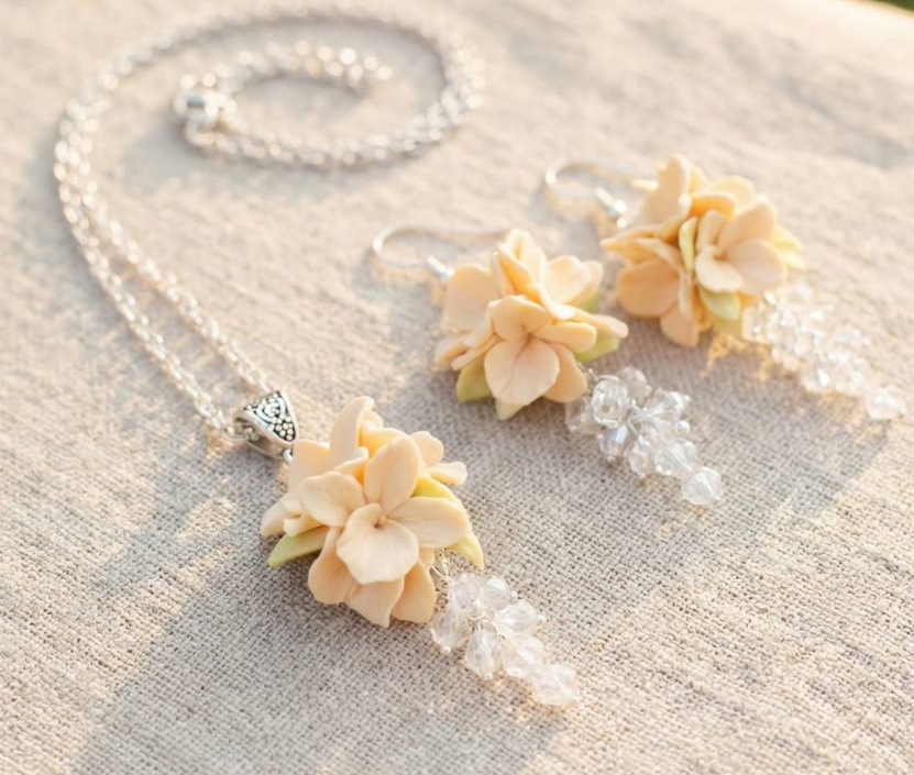 Твоя особлива прикраса: чому квітки ванілі - ідеальний вибір для випускного вечора та весільного дня