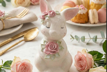 Ідеальний подарунок для матусі на День матері: авторський порцеляновий зайчик дівчинка з рожевими квітами