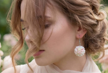 Ефектні сережки-кульки handmade з маленькими квітами - стильні літні аксесуари для модниць