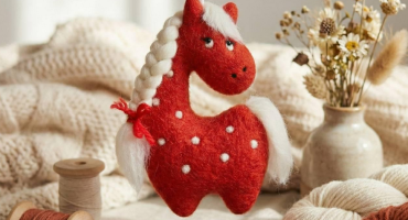 Декоративна підвіска червоний коник ручної роботи з вовни - ваш символ Нового 2026 року та щасливих змін Декоративна підвіска червоний коник ручної роботи з вовни - ваш символ Нового 2026 року та щасливих змін