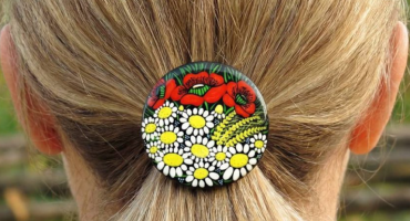 Резинка для волосся з маками та ромашками - витончене доповнення до святкового образу у вишиванці на День Незалежності України Резинка для волосся з маками та ромашками - витончене доповнення до святкового образу у вишиванці на День Незалежності України