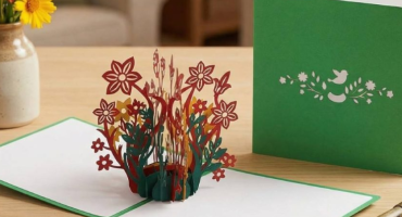 Авторська жіноча вітальна 3D листівка з квітами - маленьке диво, яке розквітає у ваших руках