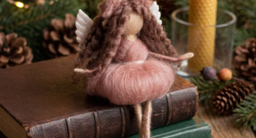 Маленький янгол кудрява дівчинка підвіска до великого дня: особливий подарунок донечці-першокласниці на 1 вересня