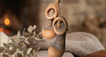 Керамічні черевички-оберіг ручної роботи – декоративний підвіс для дому, що символізує стабільність і добробут