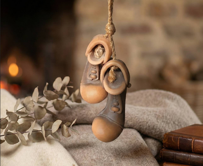 Керамічні черевички-оберіг ручної роботи – декоративний підвіс для дому, що символізує стабільність і добробут