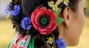 Коли прикраса говорить більше: брошка/зажим український мак як символ стилю, пам’яті та внутрішньої гармонії