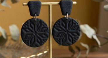 Вишукані жіночі сережки чорного кольору - прикраса з глини з геометричним дизайном та орнаментом