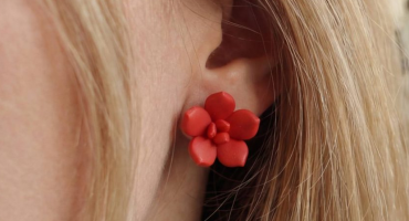 Червоний акцент у деталях: як авторські квіткові сережки-сукуленти з глини підкорили серця сучасних жінок