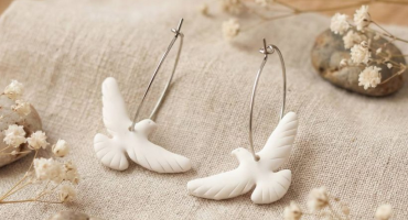 Символічний та стильний презент мамі на День Матері: сережки білі голубки з полімерної глини