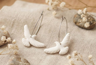 Символічний та стильний презент мамі на День Матері: сережки білі голубки з полімерної глини