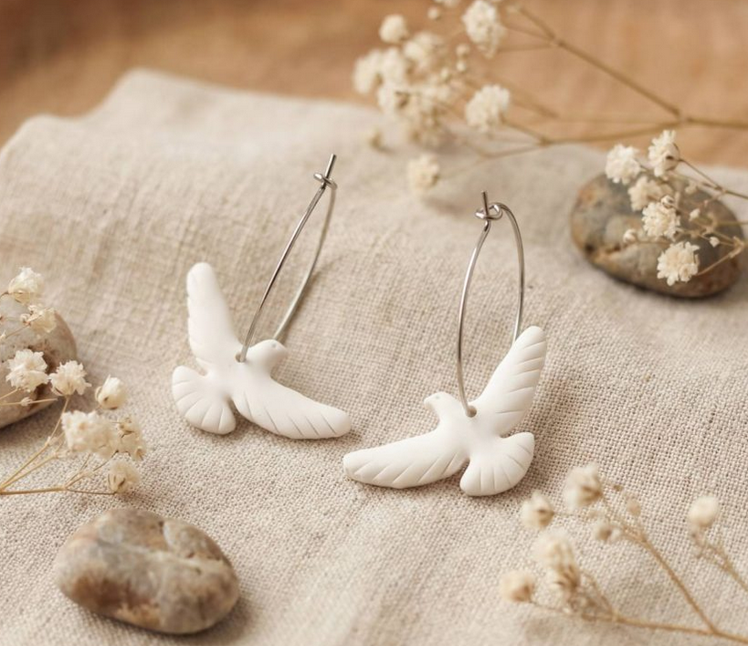 Символічний та стильний презент мамі на День Матері: сережки білі голубки з полімерної глини