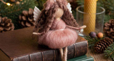 Елегантна міні лялька-янгол у коричневій святковій сукні з білими крильцями - сувенір-підвіска з натуральної вовни мериноса