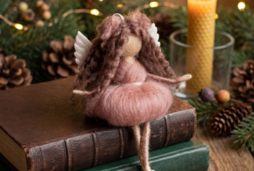 Елегантна міні лялька-янгол у коричневій святковій сукні з білими крильцями - сувенір-підвіска з натуральної вовни мериноса