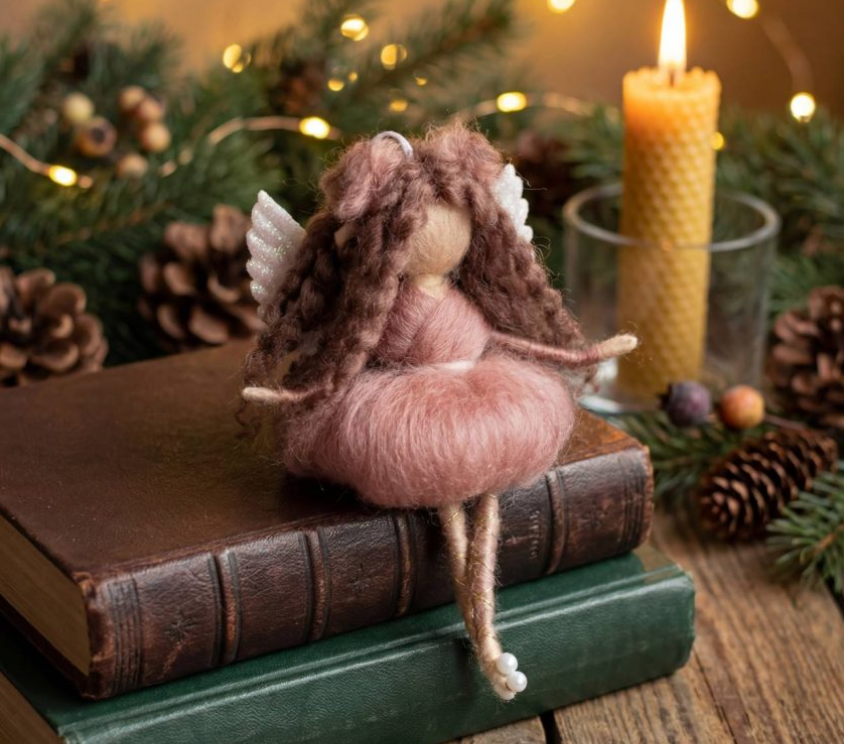 Елегантна міні лялька-янгол у коричневій святковій сукні з білими крильцями - сувенір-підвіска з натуральної вовни мериноса