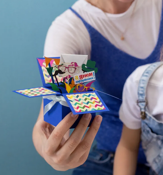 Об’ємна святкова листівка-коробочка з 3D ілюстрацією - універсальний подарунок на День народження для друзів, колег і рідних