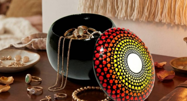 Мініатюрна дерев’яна шкатулка з ручним точковим розписом мандали: подарунок, який поєднує мистецтво, емоції та красу