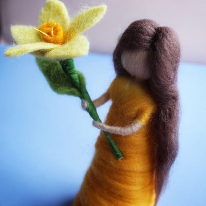 Красивая мини кукла нарцисс весна