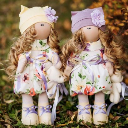 Текстильна інтер'єрна кудрява лялька тідьда в сукні