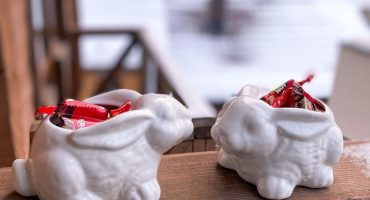 Солодкі подарунки: біла цукерниця з неповторним зайчиком з порцеляни - ексклюзивна краса