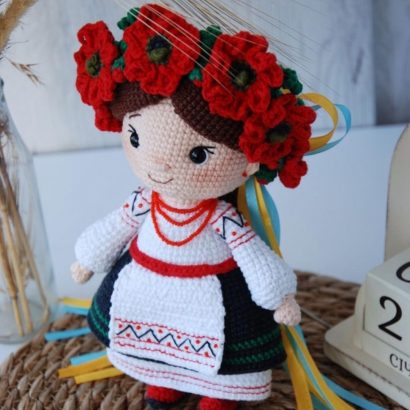 Сувенірна в’язана лялька крючком україночка віночок квіти маки