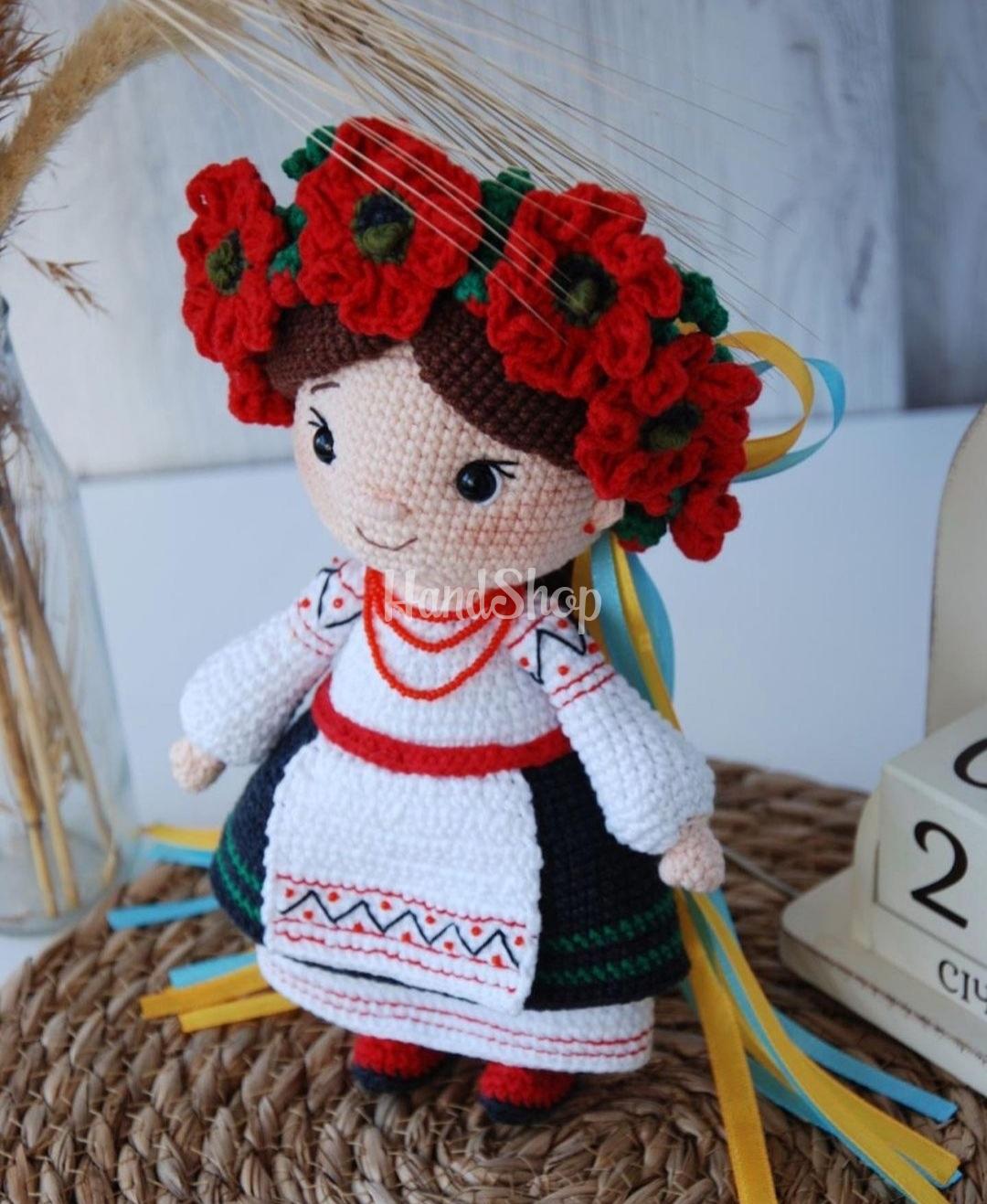 Сувенірна в’язана лялька крючком україночка віночок квіти маки Сувенірна в’язана лялька крючком україночка віночок квіти маки