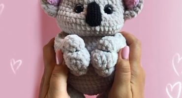 Дивовижна коала: в'язана іграшка з м'якої плюшевої пряжі - подарунок, що розчулить кожне серце!