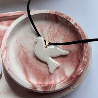 Кулон біла голубка миру з полімерної глини