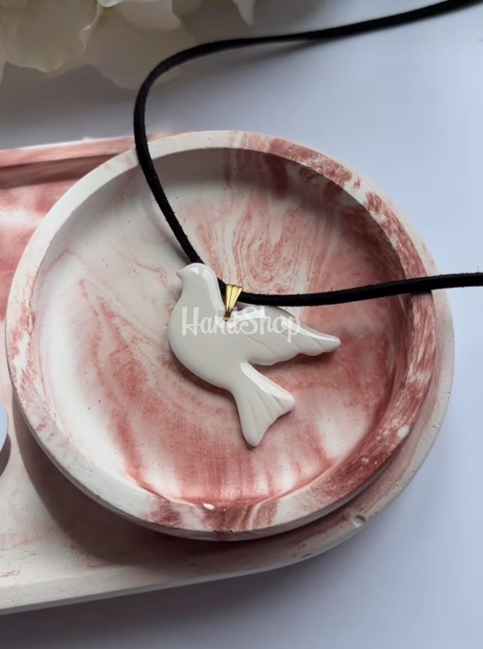 Кулон біла голубка миру з полімерної глини Кулон біла голубка миру з полімерної глини