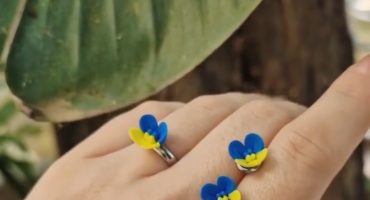 Комбинация природных мотивов и национальной гордости: цветы украшения из полимерной глины