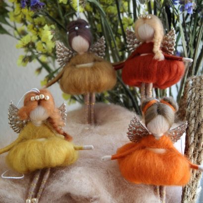 Лялька підвіска ангел з вовни в пишній сукні сувенір