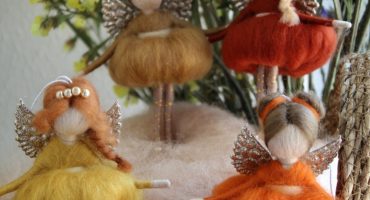 Кукольный шедевр: как натуральная шерсть мериноса оживает в образе ангела-феи – сказка на подвеске