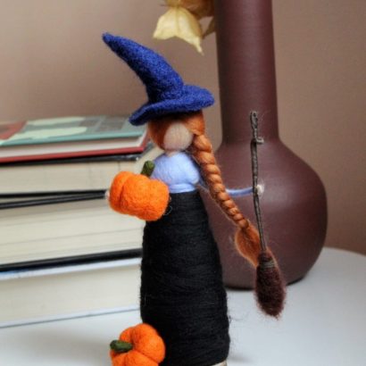 Сувенір лялька відьмочка з шерсті на Halloween