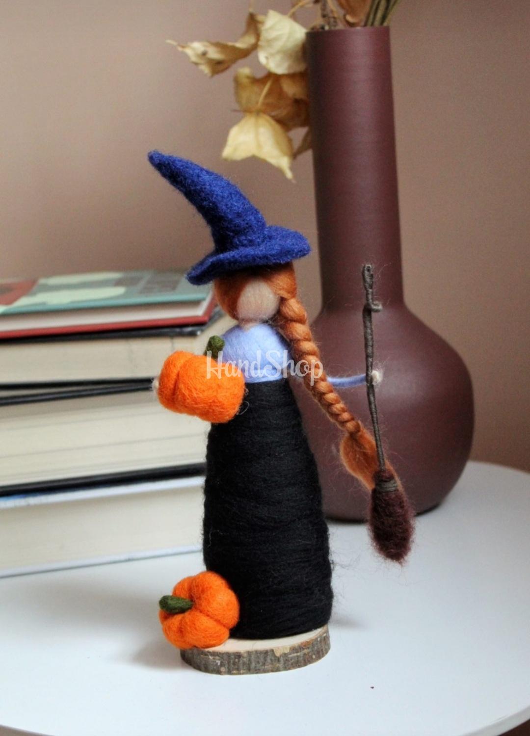 Сувенір лялька відьмочка з шерсті на Halloween Сувенір лялька відьмочка з шерсті на Halloween